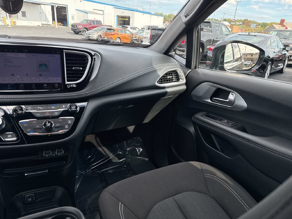 Used 2024 Chrysler Pacifica Touring FWD image 11