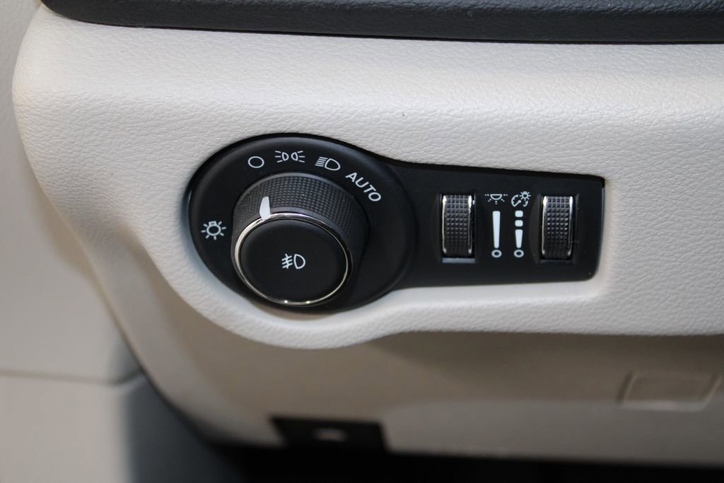 Used 2024 Chrysler Pacifica Touring-L image 32