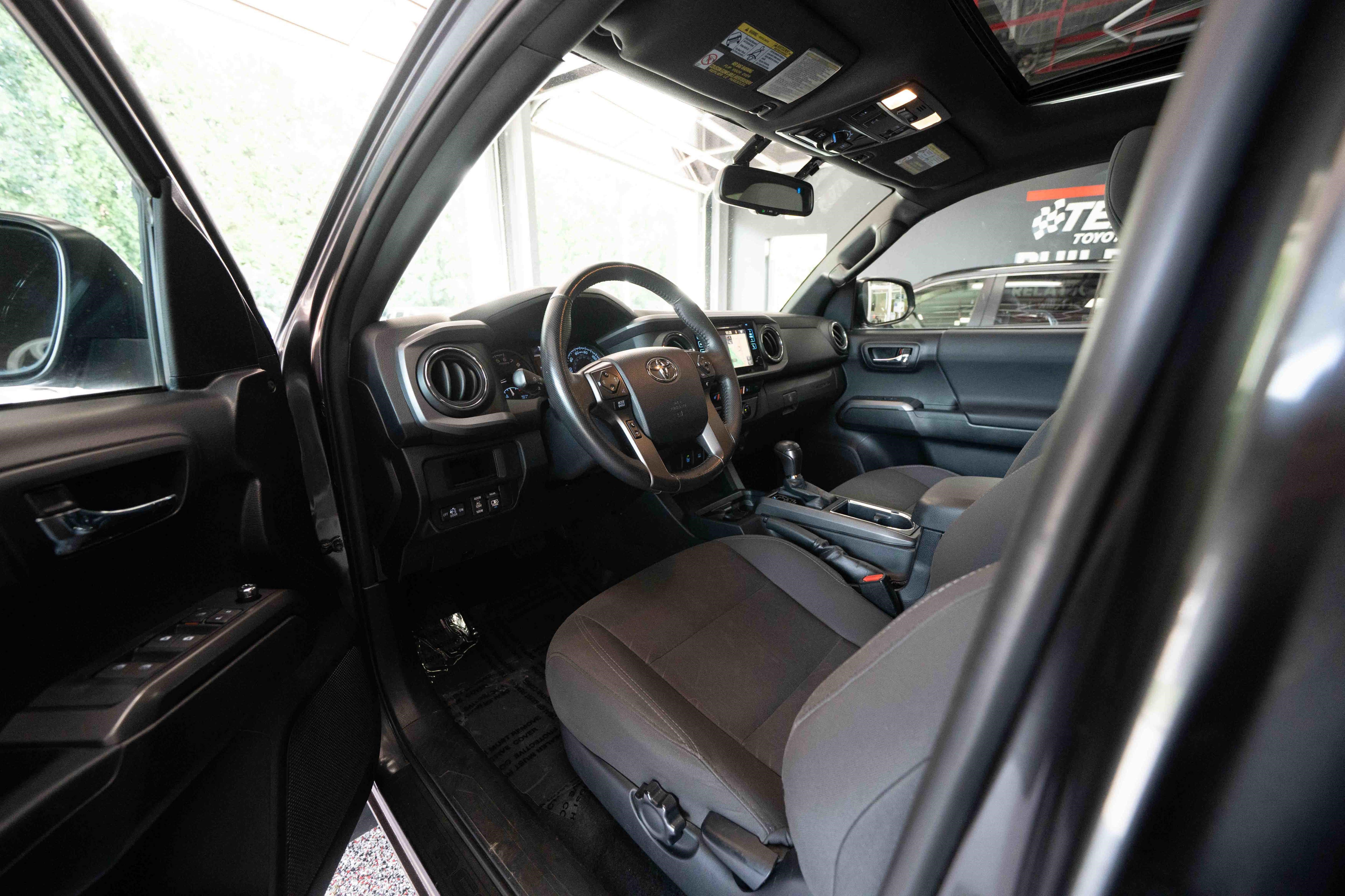 Used 2017 Toyota Tacoma TRD Off-Road w/ Premium & Technology Package AWD/4WD image 9