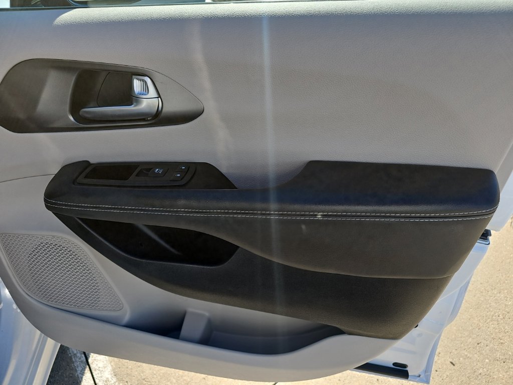 Certified 2024 Chrysler Pacifica Touring-L FWD image 28
