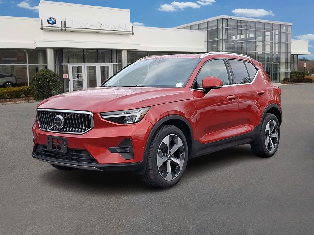 Used 2023 Volvo XC40 B5 Plus w/ Driver Assist Package AWD/4WD image 1