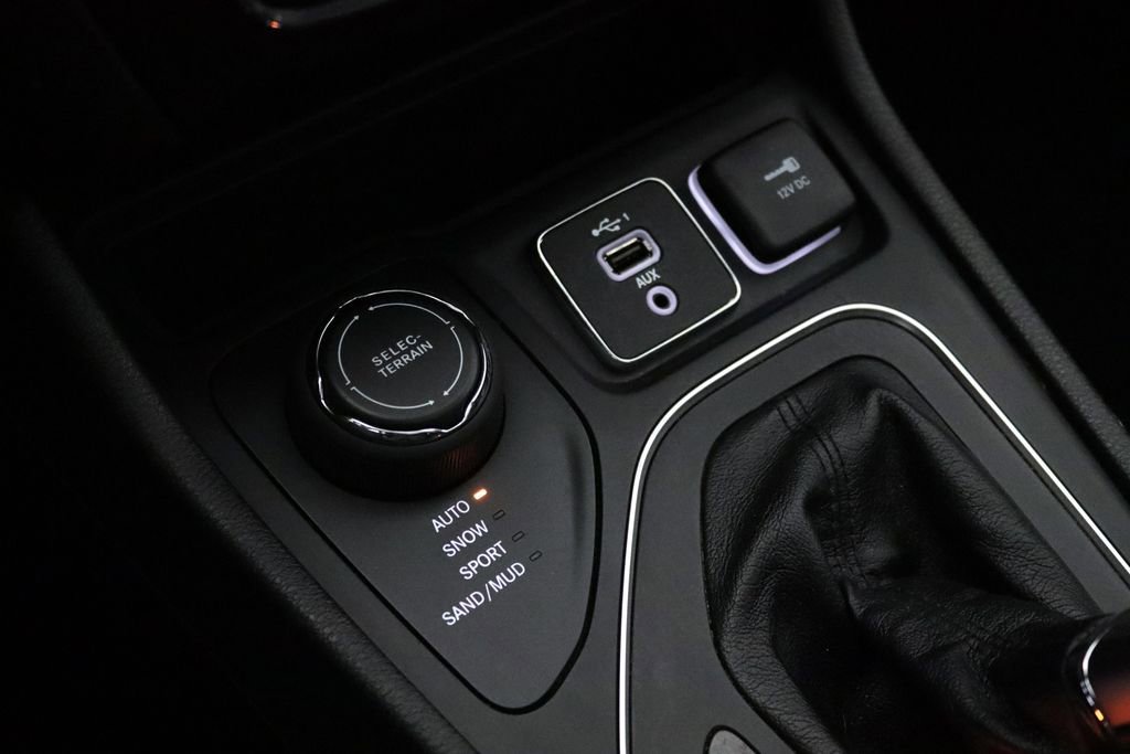Used 2021 Jeep Cherokee Latitude Lux w/ Sun & Sound Group AWD/4WD image 21