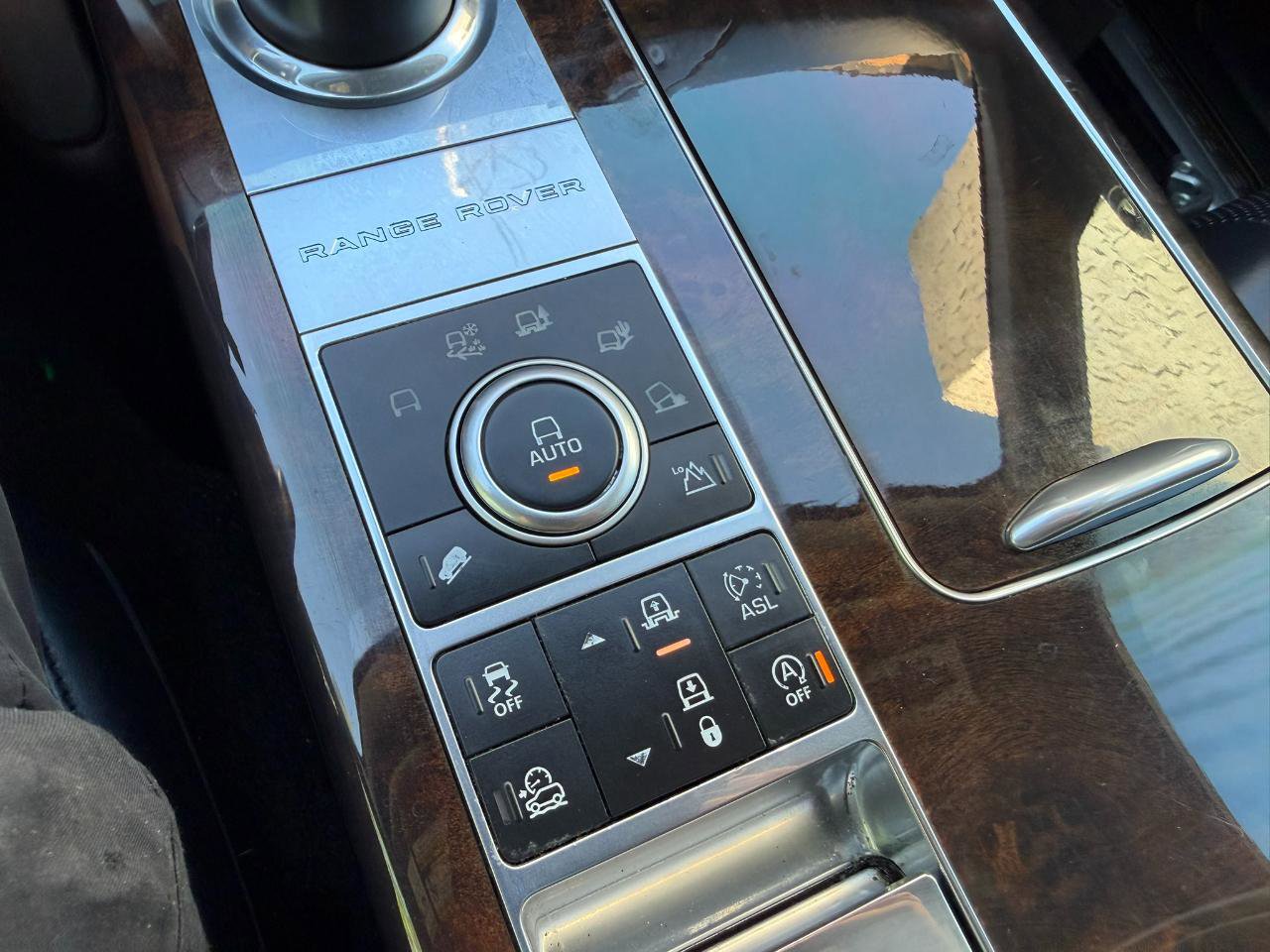 Used 2016 Land Rover Range Rover HSE image 32