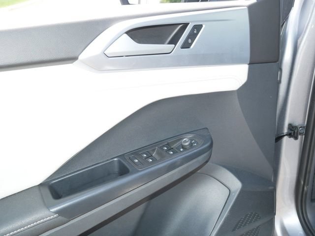 Certified 2025 Volkswagen Taos SE AWD/4WD image 16