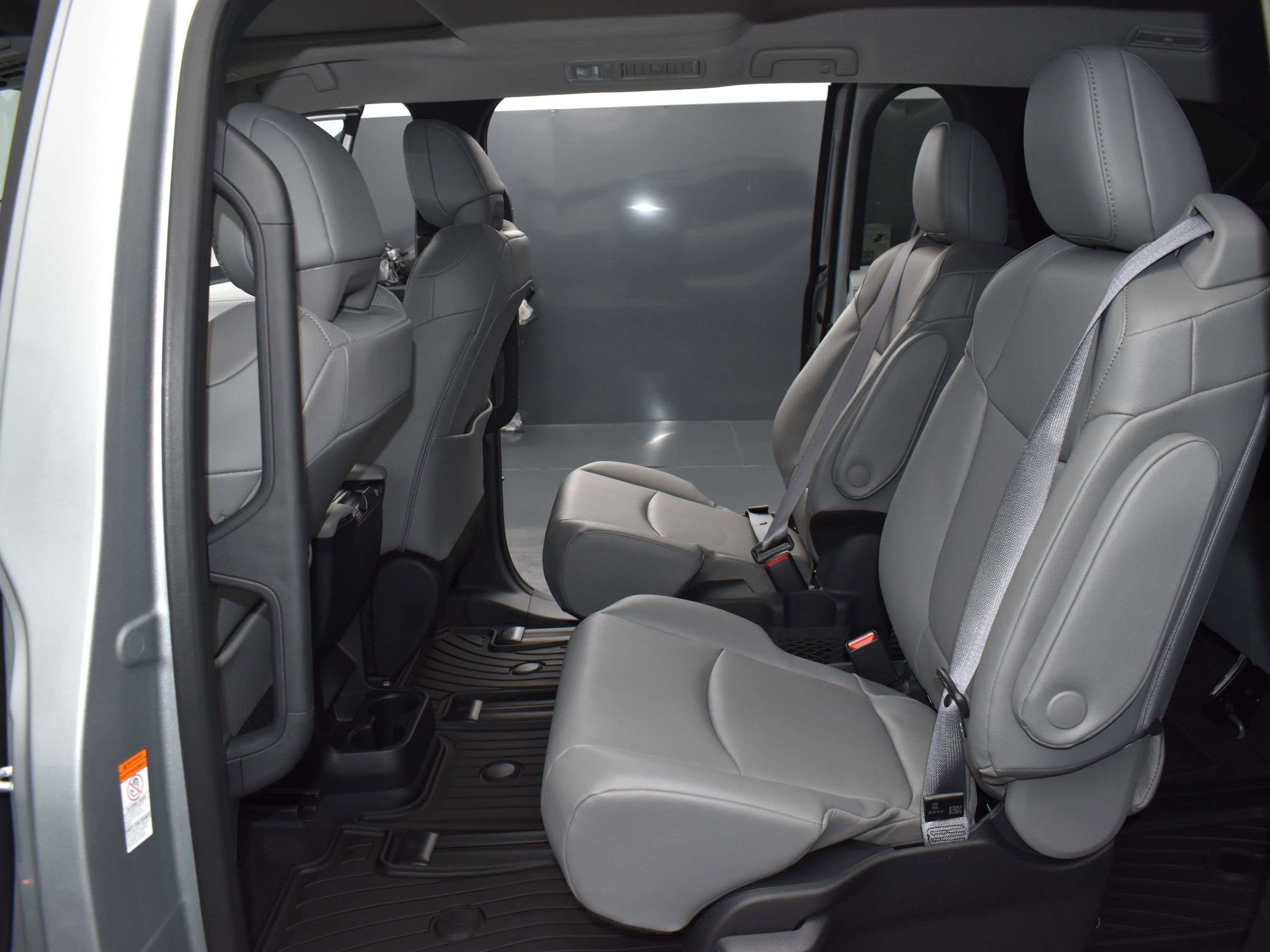 Used 2025 Toyota Sienna XLE FWD image 13