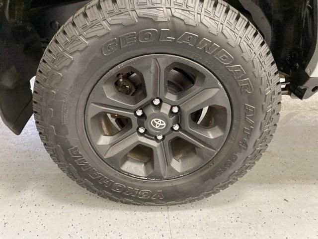 Used 2018 Toyota 4Runner SR5 AWD/4WD image 7