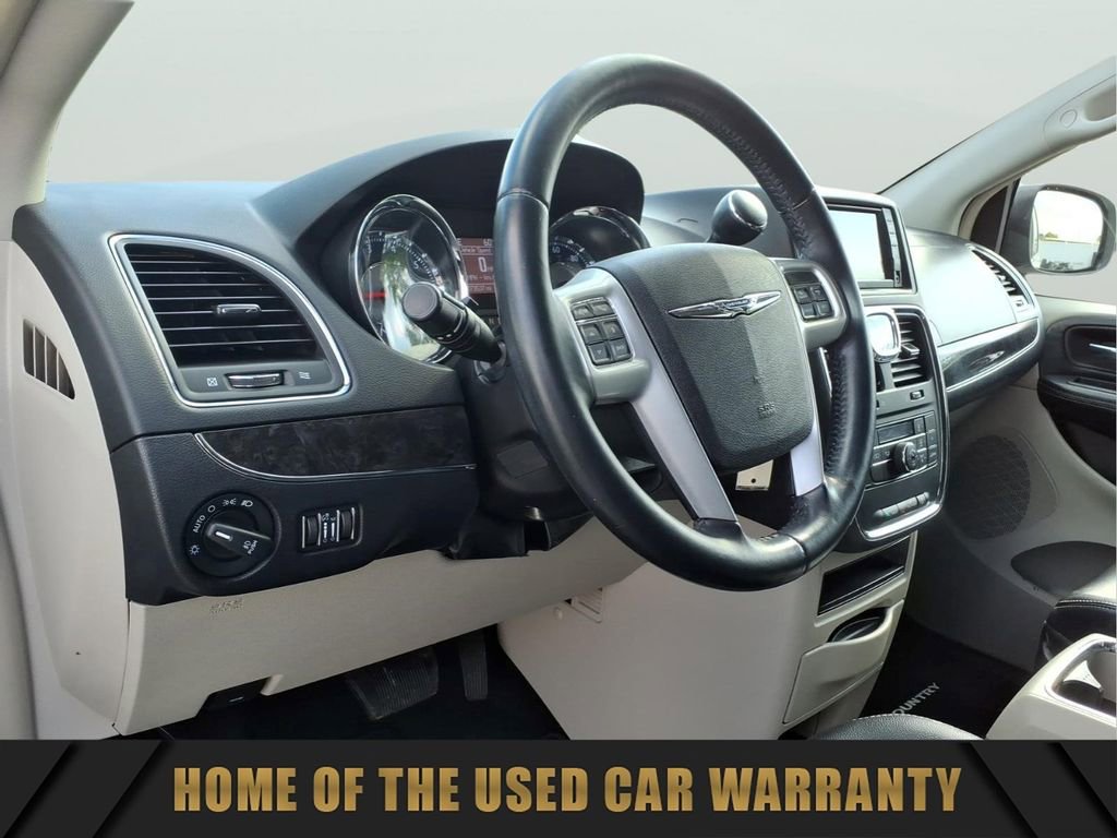 Used 2014 Chrysler Town & Country Touring FWD image 16