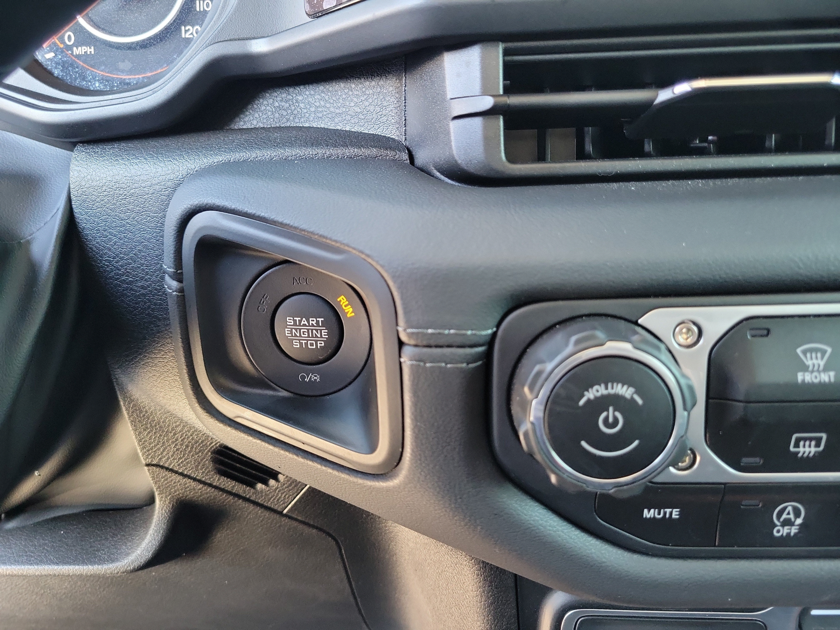 Used 2024 Jeep Gladiator Mojave AWD/4WD image 23