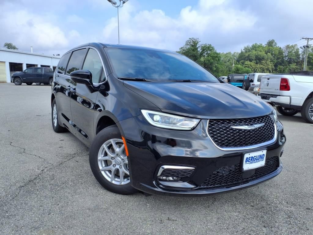 New 2026 Chrysler Pacifica Select video 2