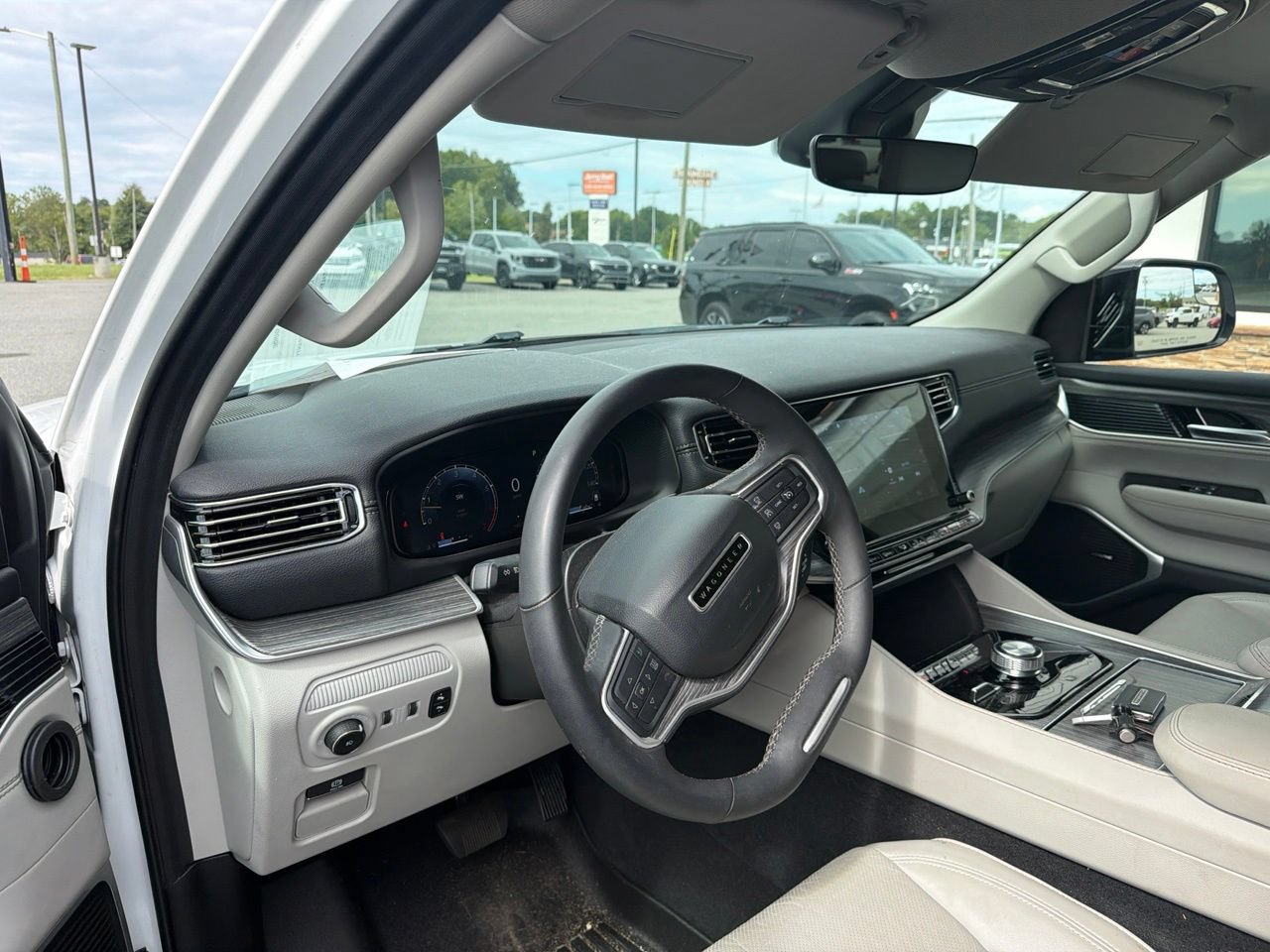 Used 2024 Jeep Wagoneer L Series II w/ Flexible Seating Group AWD/4WD image 3
