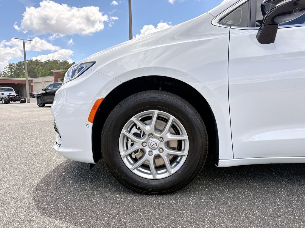 New 2026 Chrysler Pacifica Select image 10
