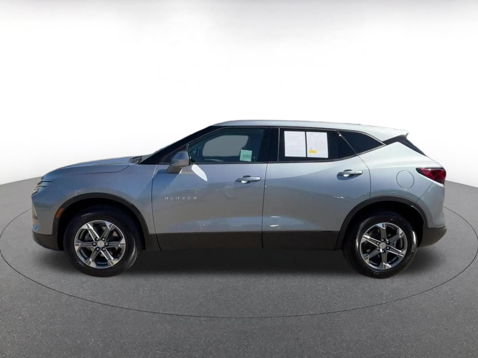 Used 2025 Chevrolet Blazer LT FWD image 9