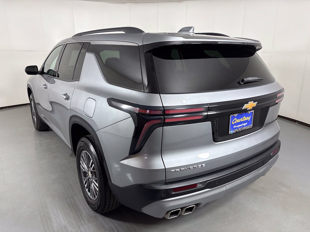 Used 2025 Chevrolet Traverse LT FWD image 6