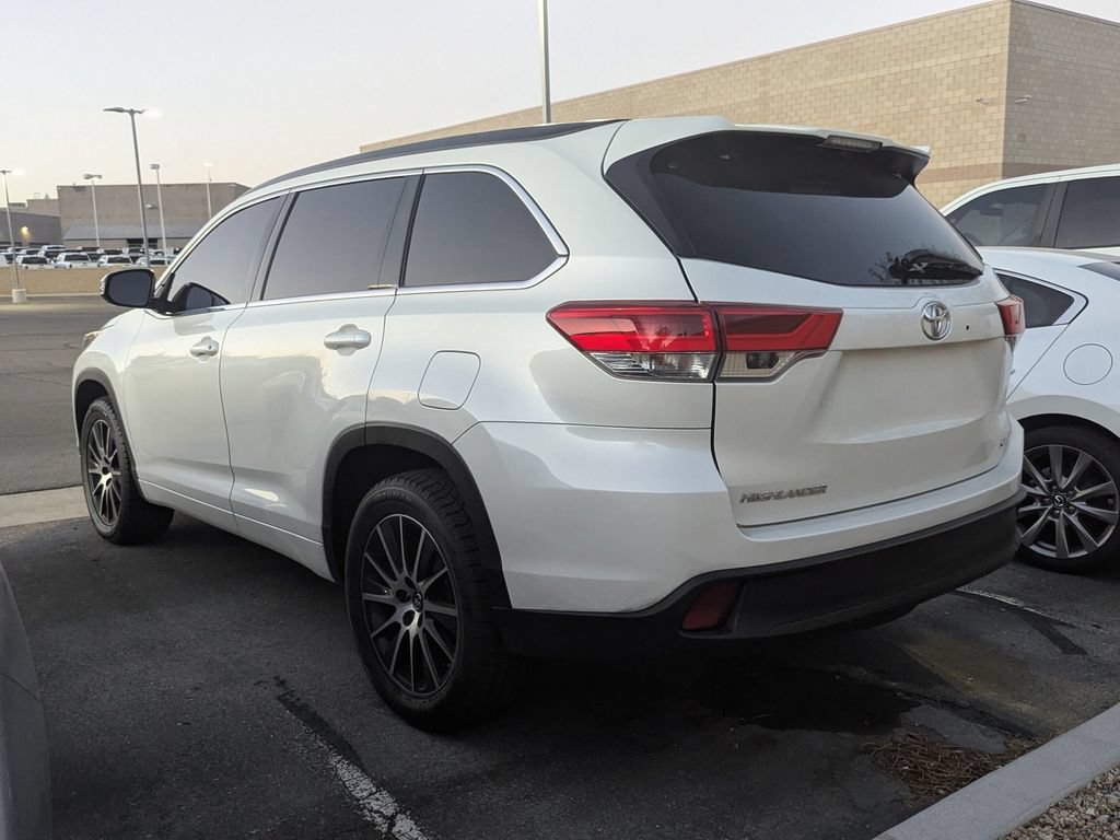 Used 2017 Toyota Highlander SE FWD image 6