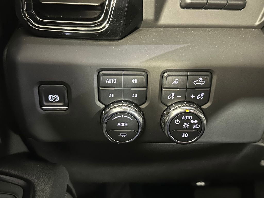 Used 2025 GMC Sierra 3500 AT4 w/ AT4 Premium Plus Package AWD/4WD image 23