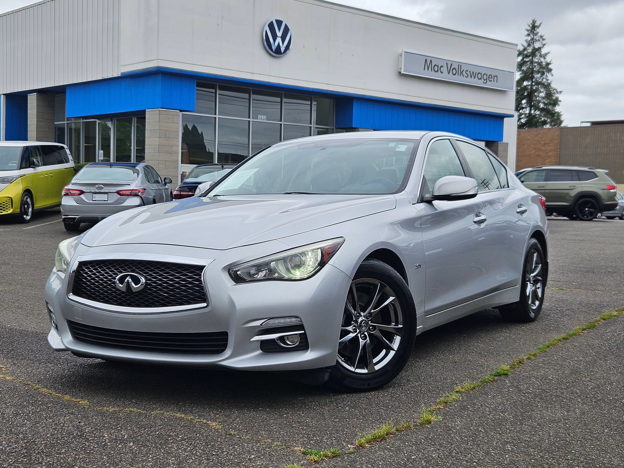 Used 2017 INFINITI Q50 Signature Edition w/ All Weather Package (L93)