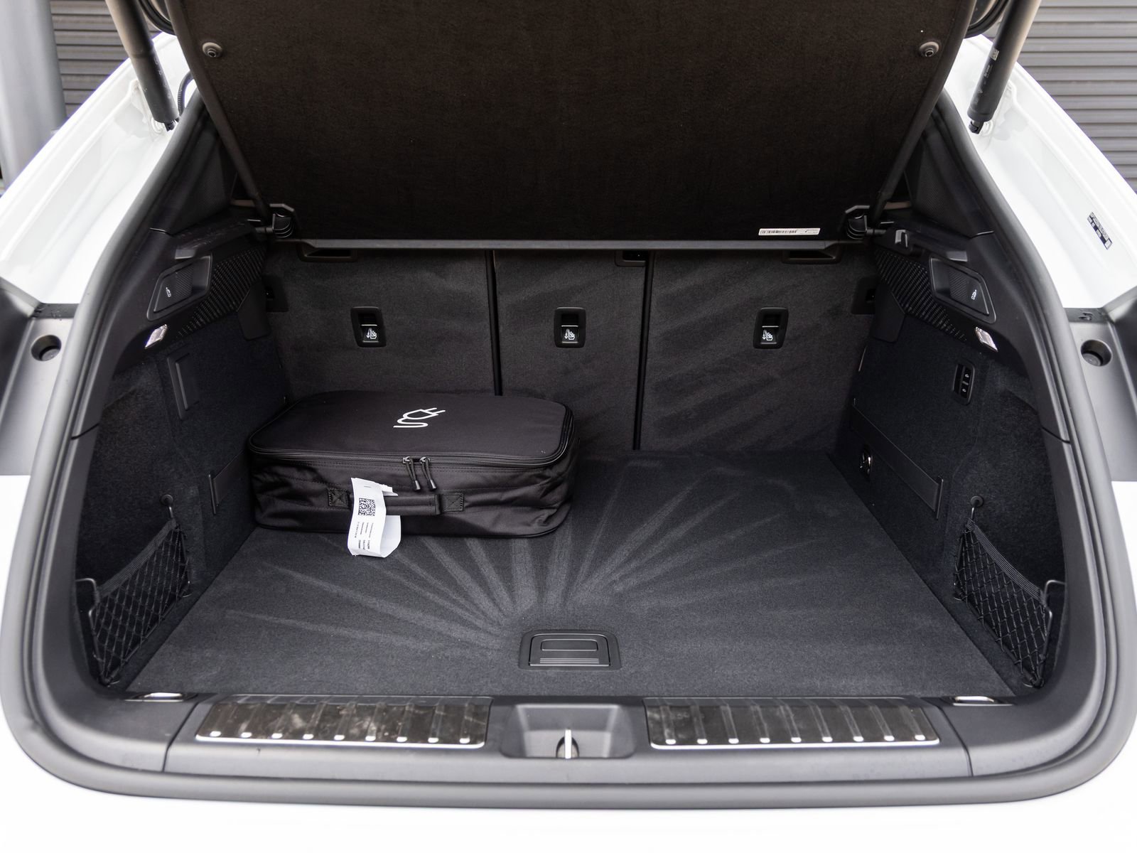 Certified 2025 Porsche Macan Electric image 35