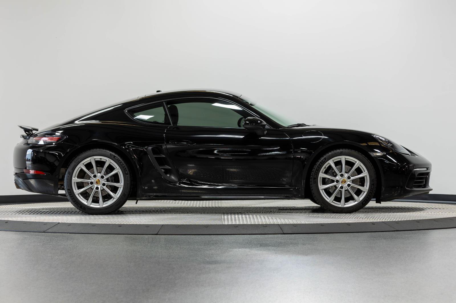 Used 2018 Porsche 718 Cayman RWD image 18