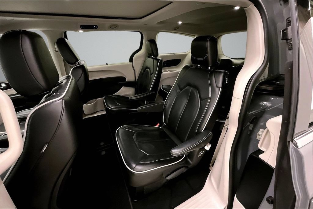 Used 2023 Chrysler Pacifica Limited FWD image 22