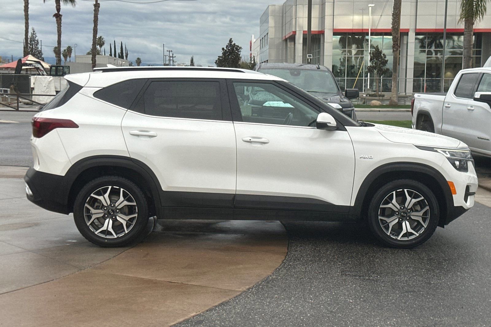 Used 2021 Kia Seltos EX image 3