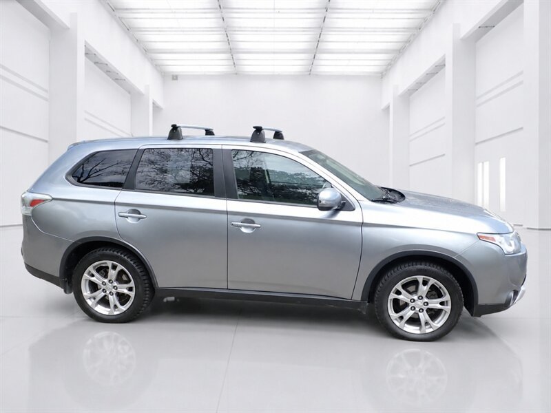 Used 2015 Mitsubishi Outlander SE AWD/4WD image 3