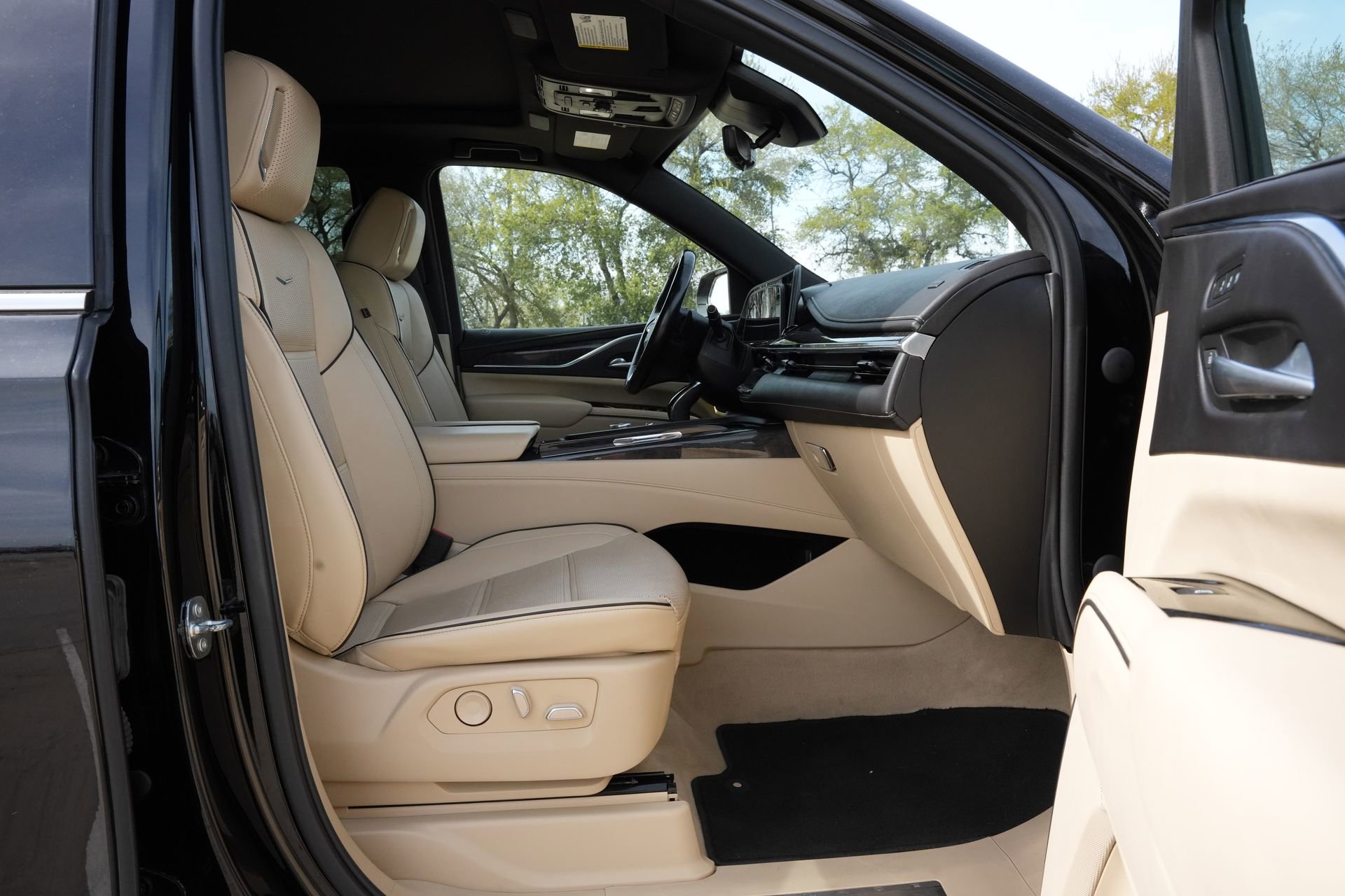 Used 2023 Cadillac Escalade Premium Luxury image 28