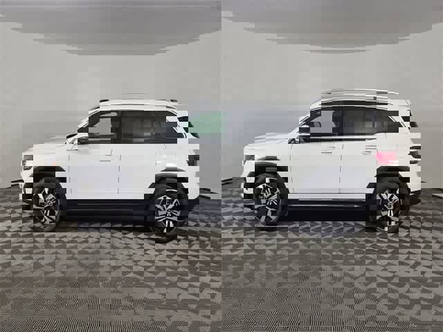 Used 2025 Mercedes-Benz GLB 250 4MATIC image 2