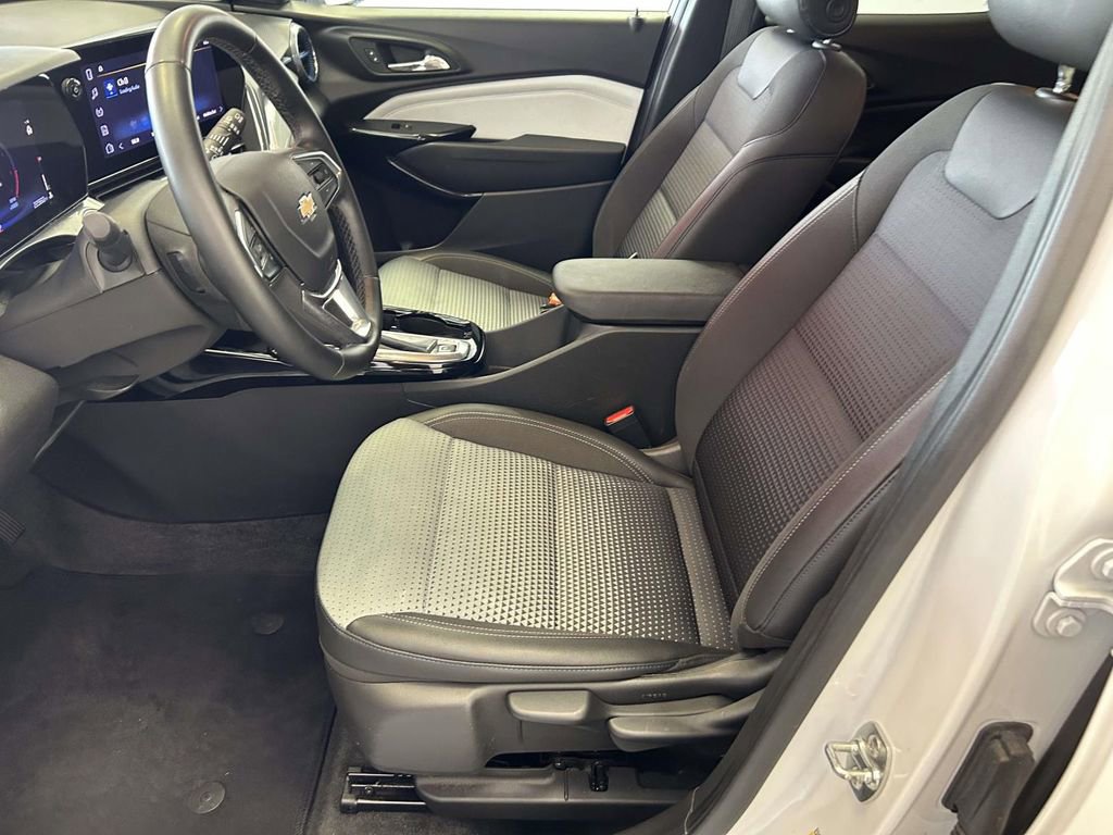 Used 2025 Chevrolet Trax LT w/ LT Convenience Package FWD image 15