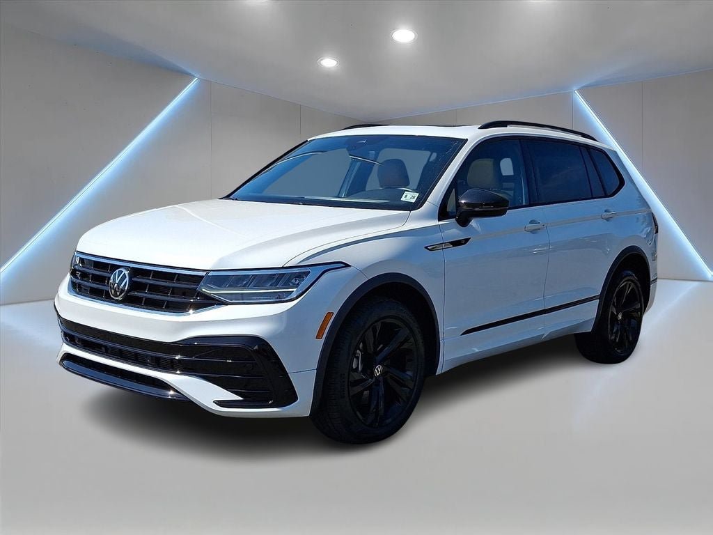 Used 2023 Volkswagen Tiguan SE R-Line AWD/4WD image 3