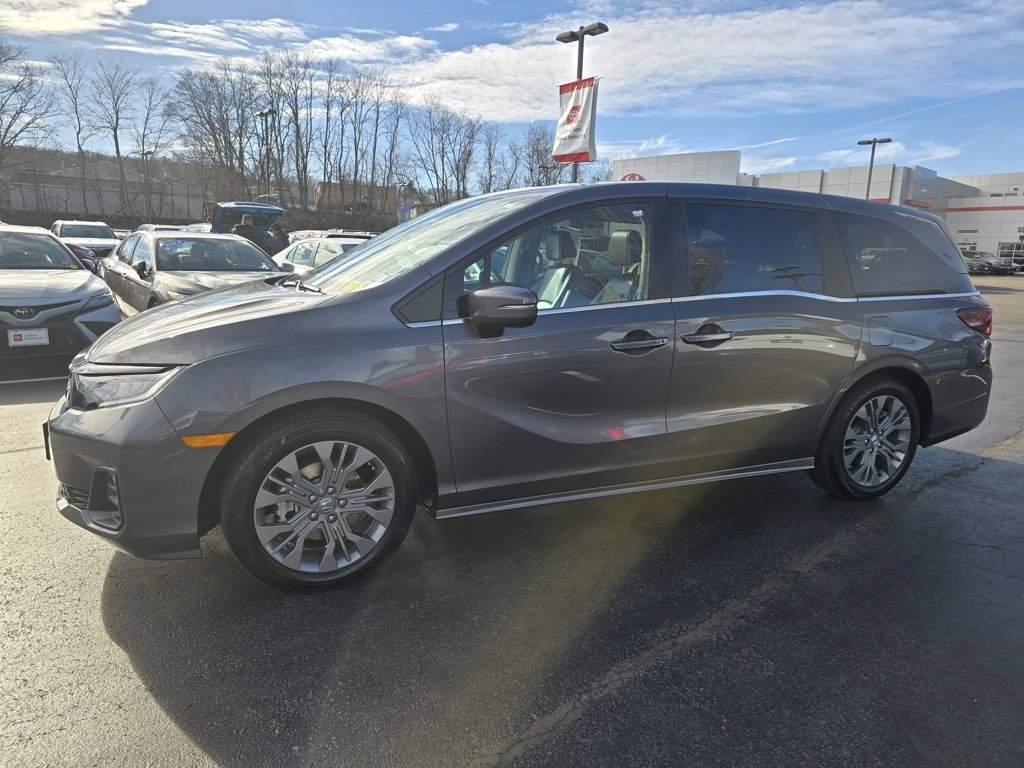 Used 2025 Honda Odyssey Touring image 3