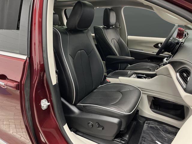 Used 2022 Chrysler Pacifica Limited w/ Uconnect Theater Family Group image 33