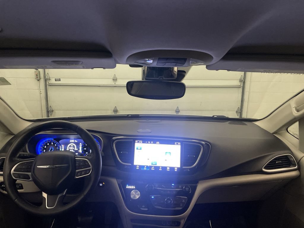 Used 2022 Chrysler Pacifica Touring-L FWD image 13