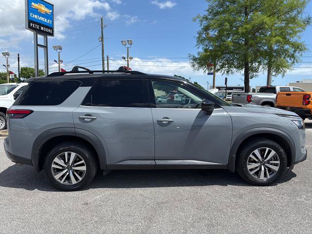 Used 2023 Nissan Pathfinder SL w/ Lighting Package (N92) FWD image 4