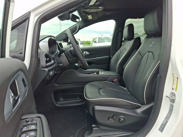 Used 2026 Chrysler Pacifica Limited w/ S Appearance Package AWD/4WD image 17