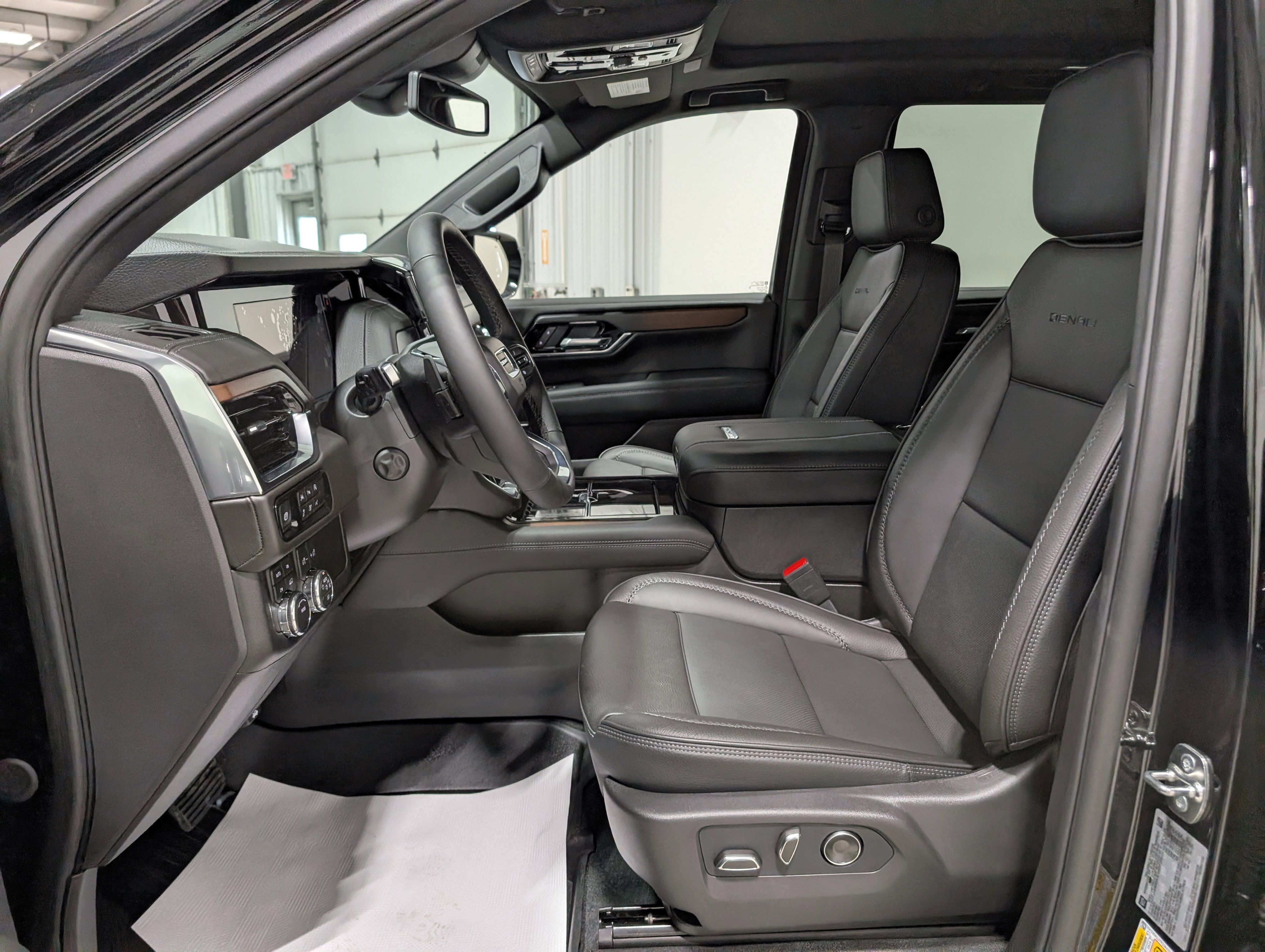 Used 2026 GMC Yukon Denali w/ Sun & Power Step Package AWD/4WD image 15