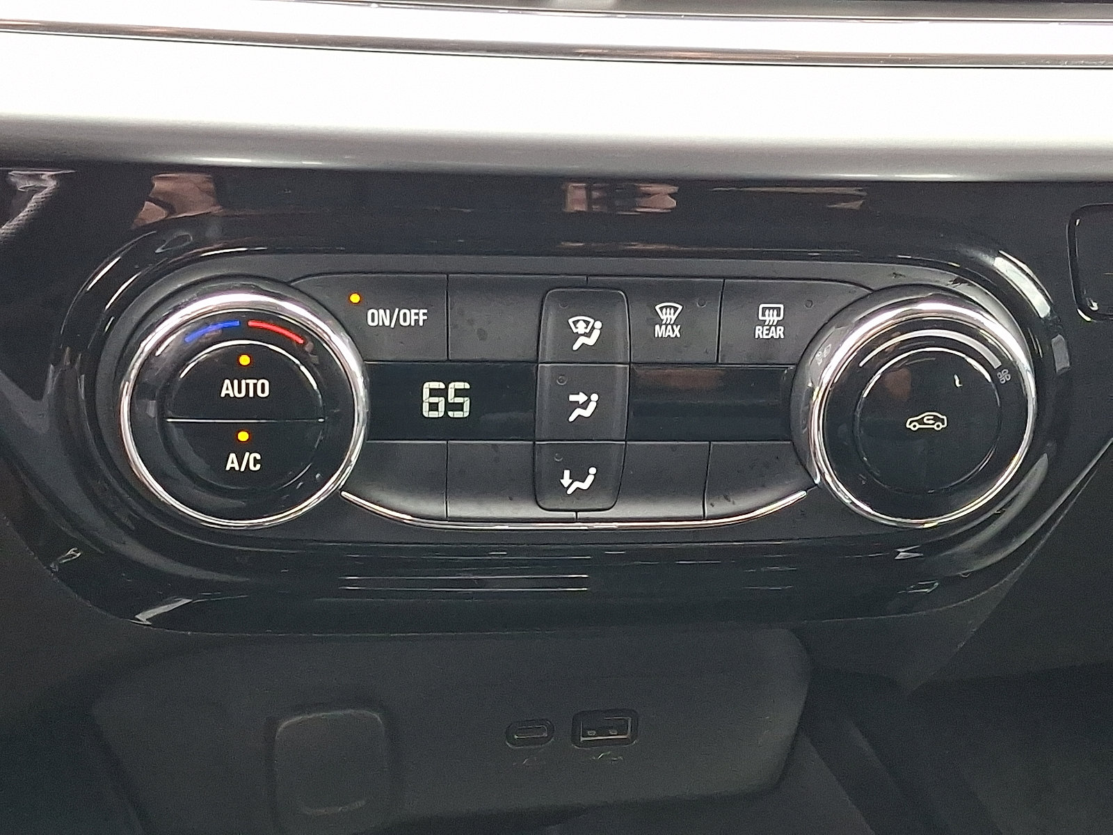 Used 2025 Chevrolet Trax LT FWD image 16