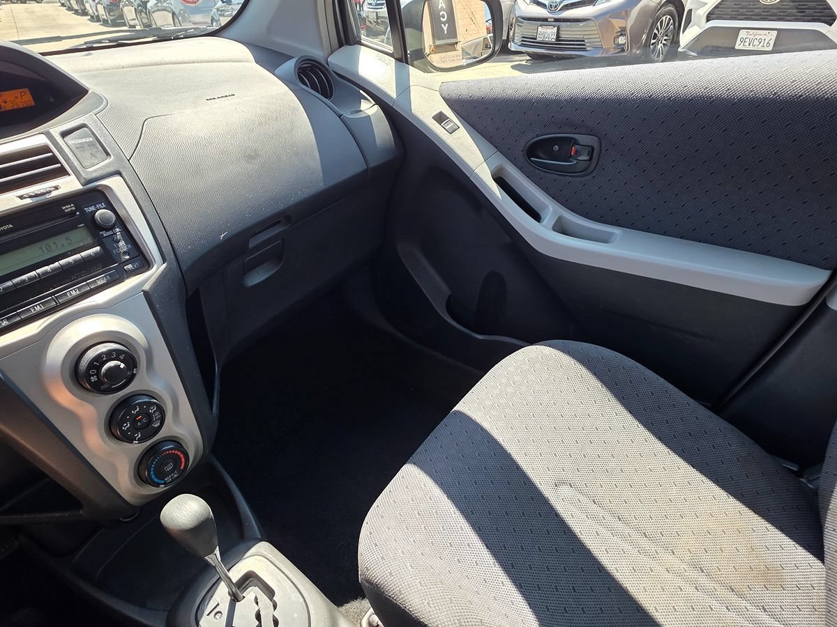 Used 2010 Toyota Yaris 4-Door Hatchback FWD image 34