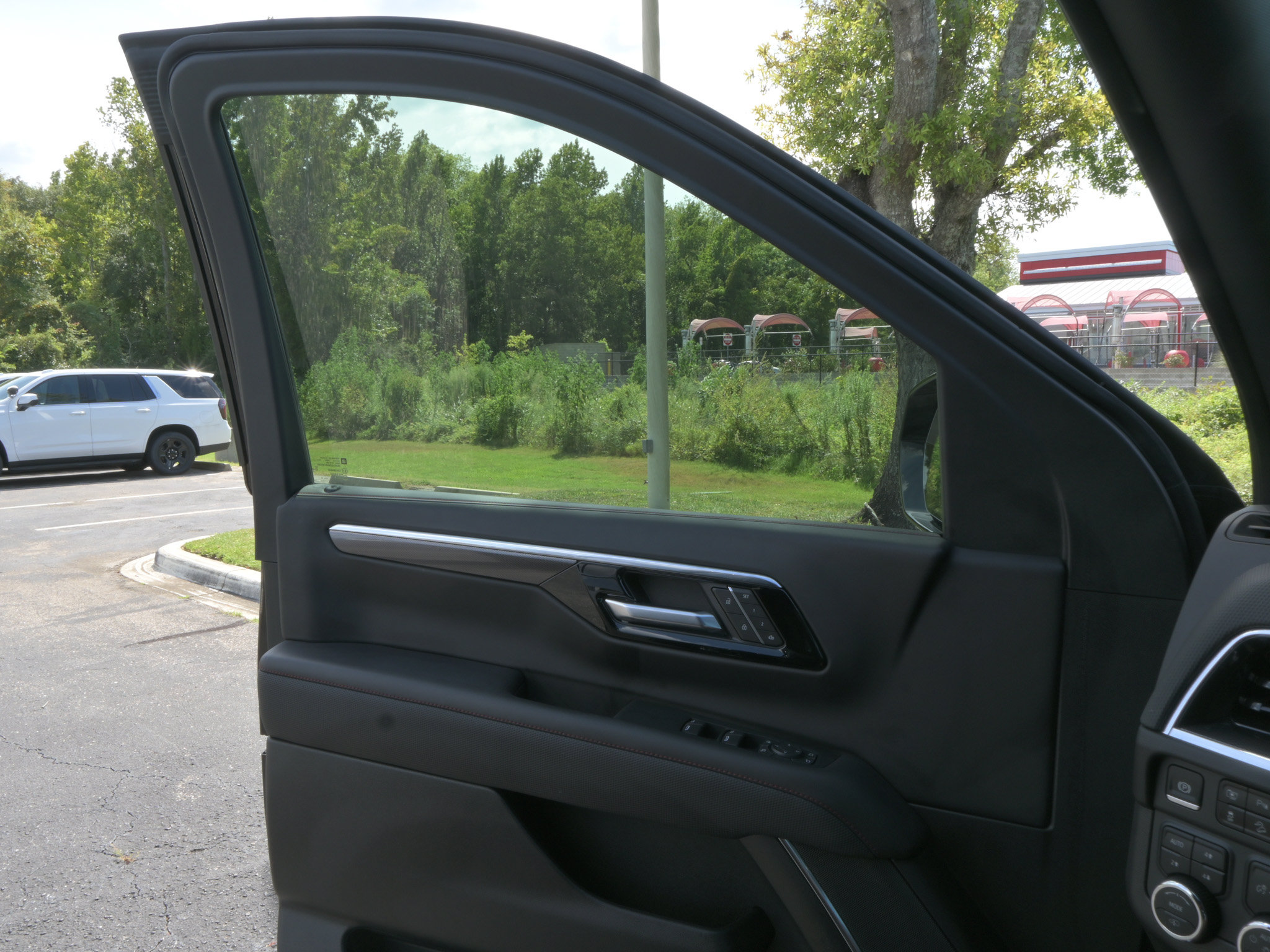 Used 2025 Chevrolet Suburban RST AWD/4WD image 27