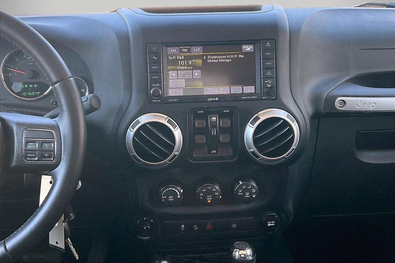 Used 2017 Jeep Wrangler Unlimited Sahara w/ Connectivity Group image 13