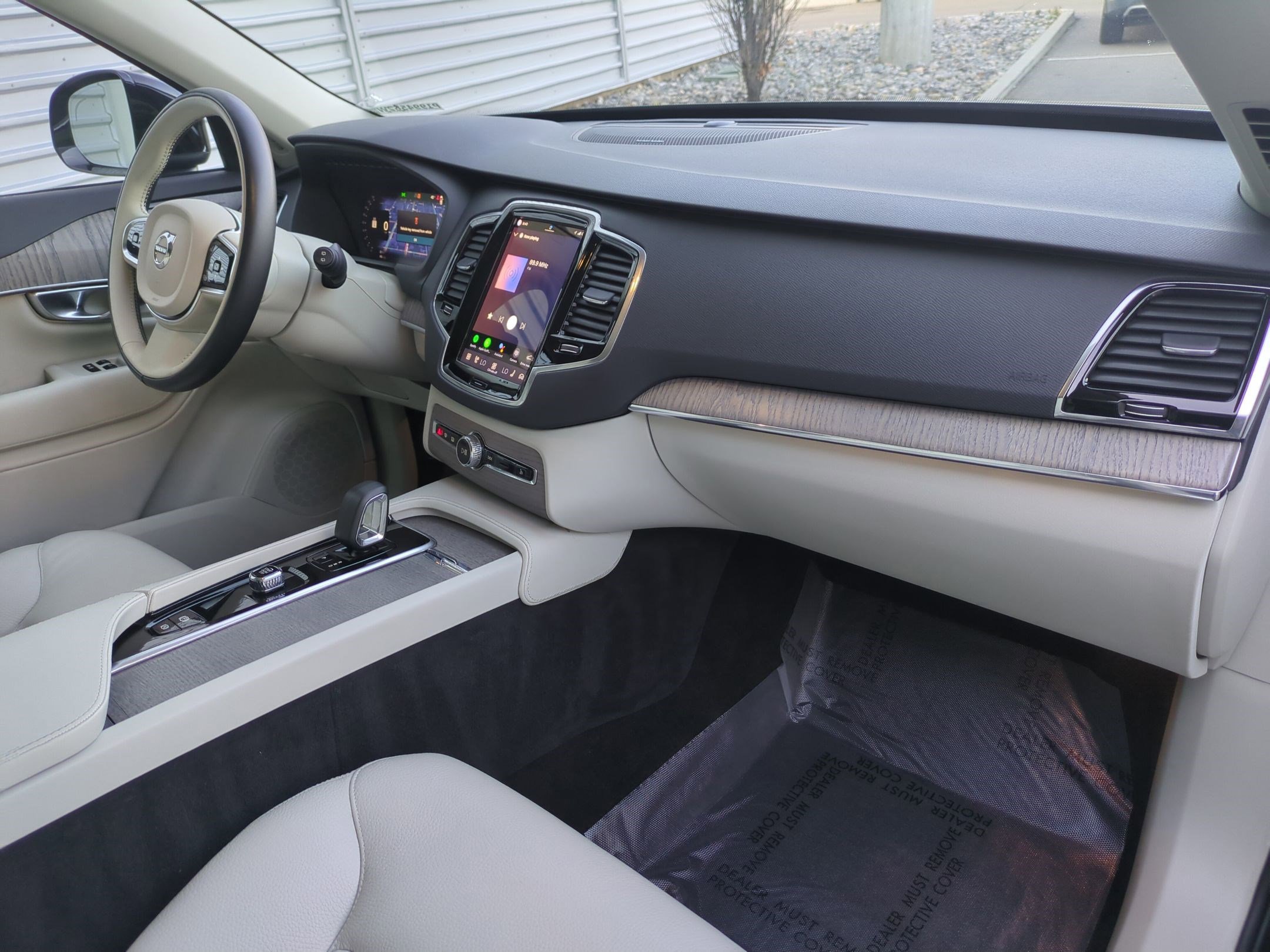 Used 2023 Volvo XC90 B6 Plus image 33