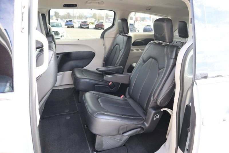 Used 2024 Chrysler Pacifica Touring-L image 15