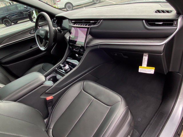 Used 2025 Jeep Grand Cherokee L Limited w/ Luxury Tech Group II AWD/4WD image 23