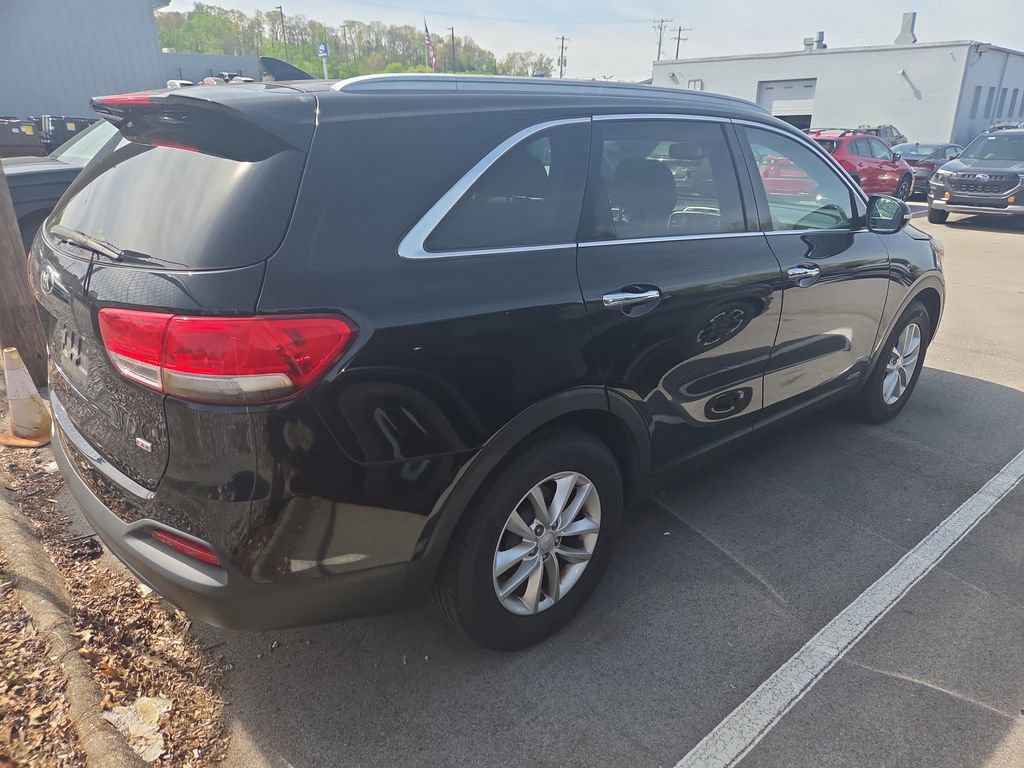 Used 2017 Kia Sorento LX w/ LX Convenience Package image 4