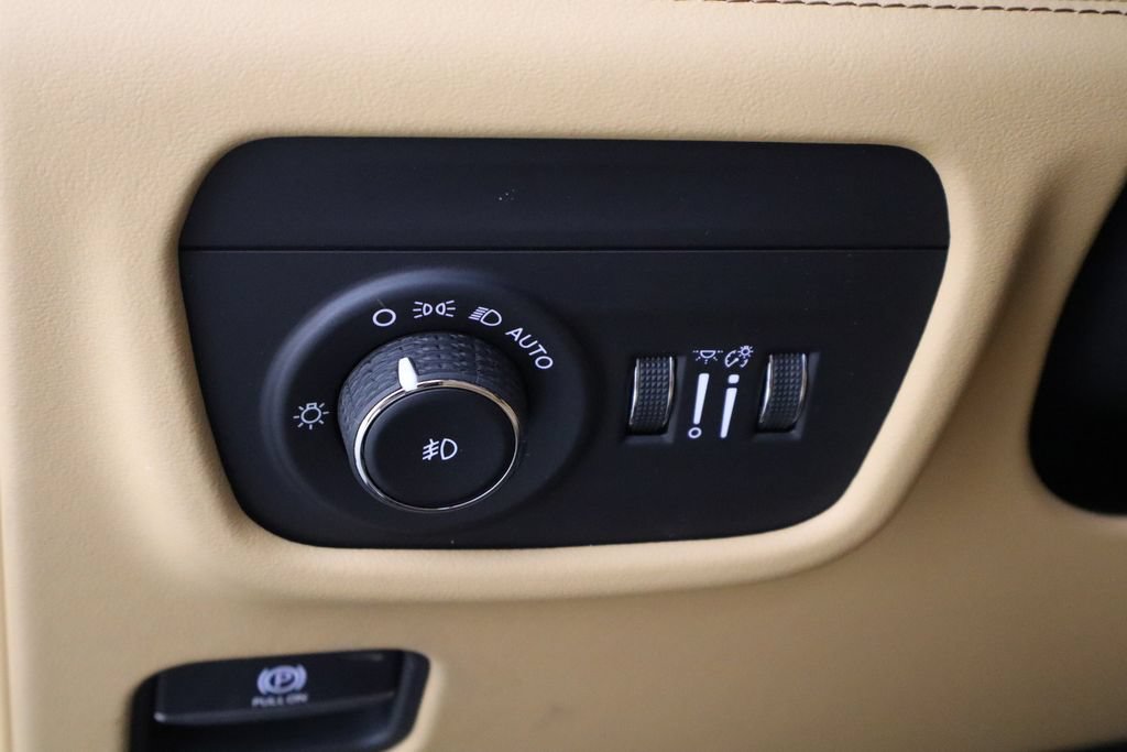 Used 2023 Jeep Grand Cherokee Summit AWD/4WD image 23