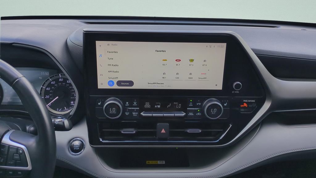 Used 2023 Toyota Highlander XLE image 16