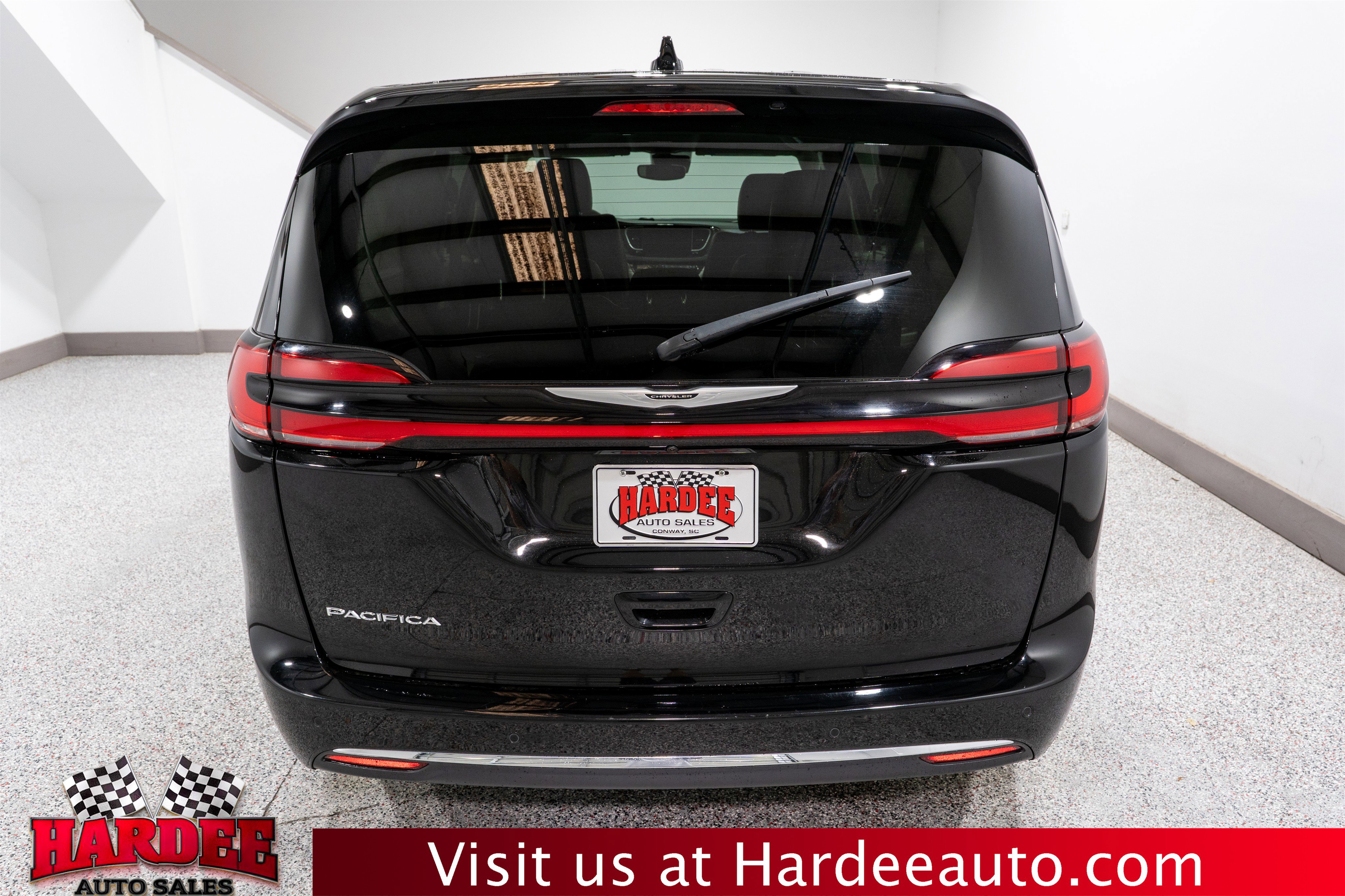 Used 2024 Chrysler Pacifica Touring-L image 4