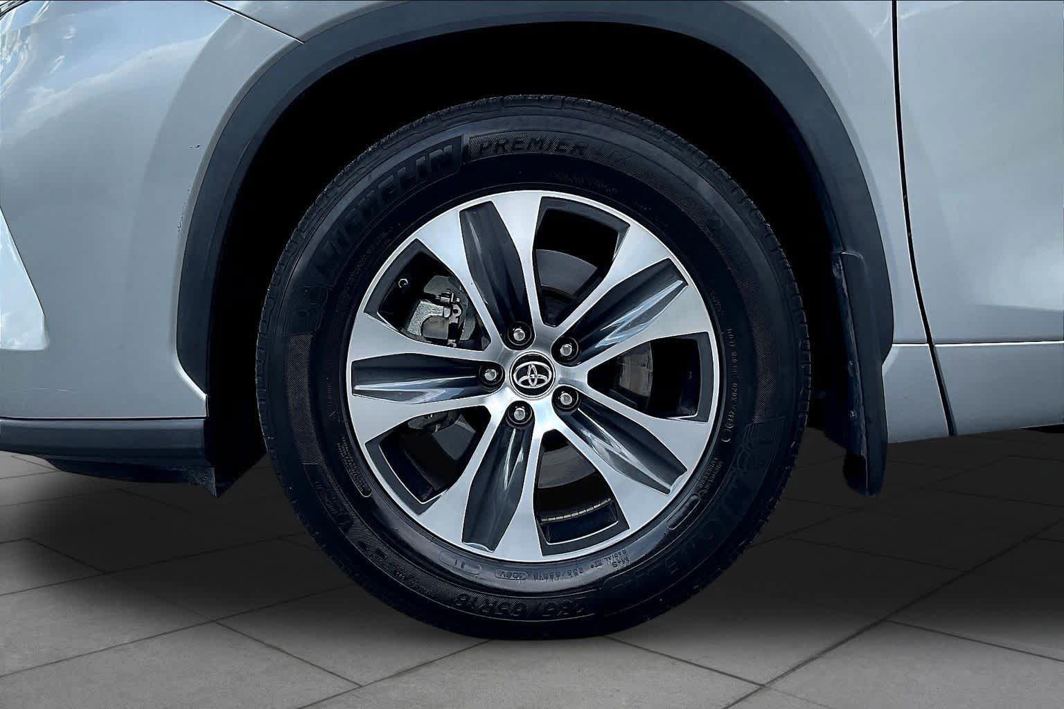 Used 2023 Toyota Highlander XLE FWD image 11
