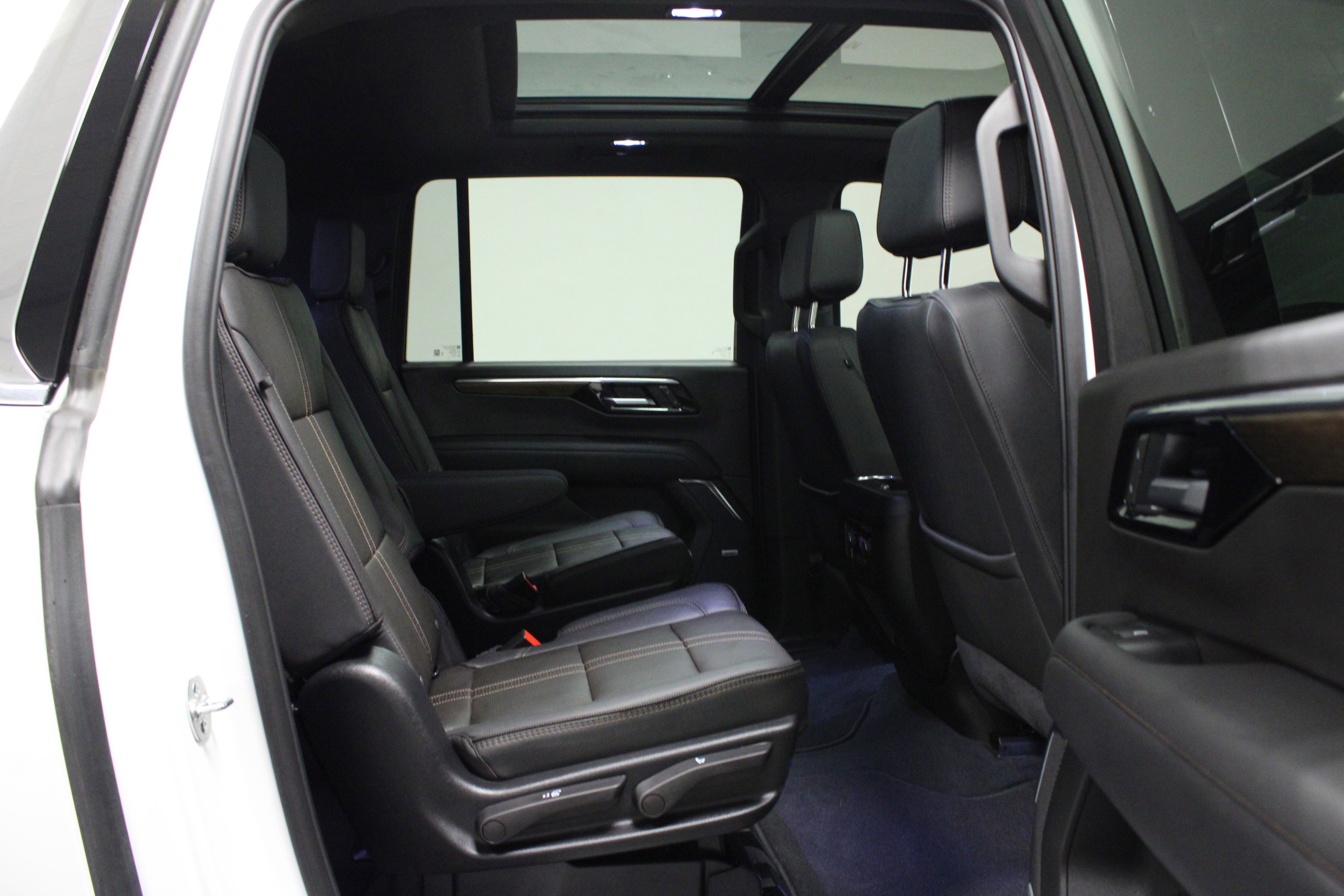 Used 2025 Chevrolet Suburban High Country image 16