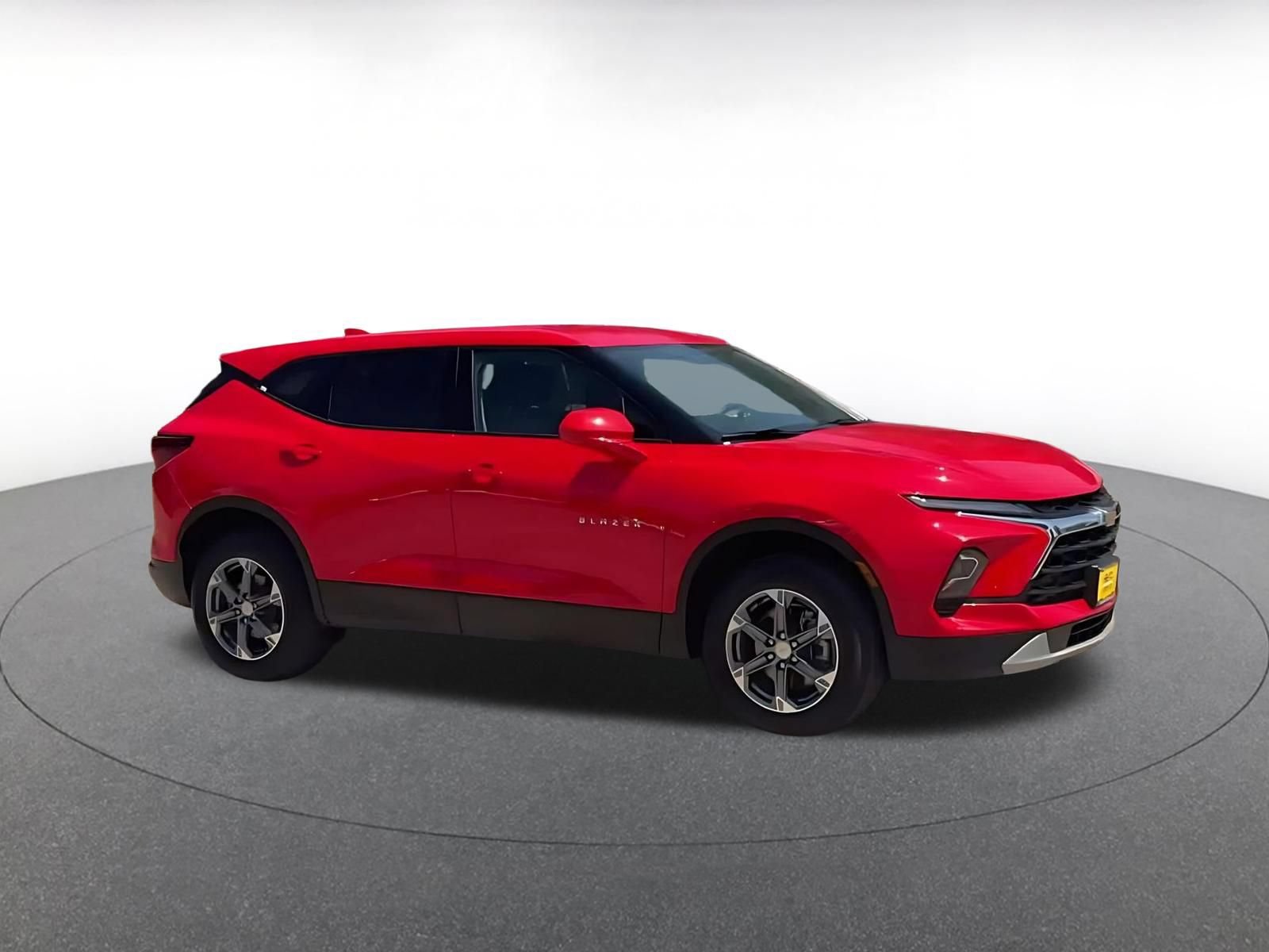 Used 2025 Chevrolet Blazer LT FWD image 2