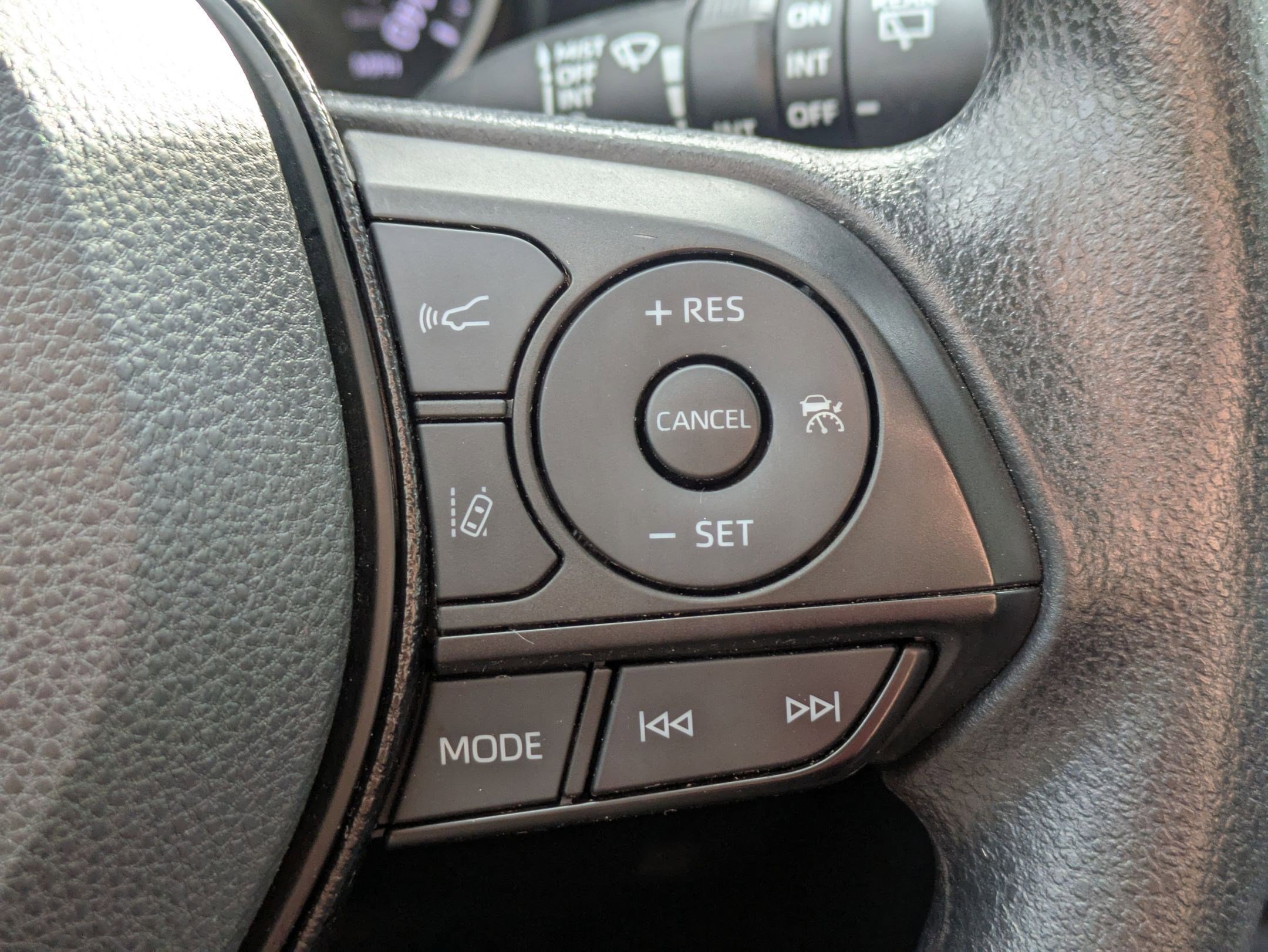 Used 2021 Toyota RAV4 XLE w/ Carpet Mat Package (TMS) image 18